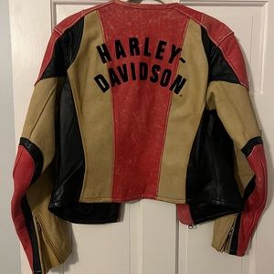 Vintage one of a kind 1900s Harley Davidson authentic leather jacket. Woman’s S.